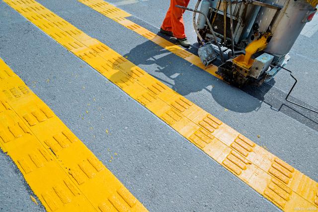 道路標線中的立面標記與實體標記 功能、設置與辨識